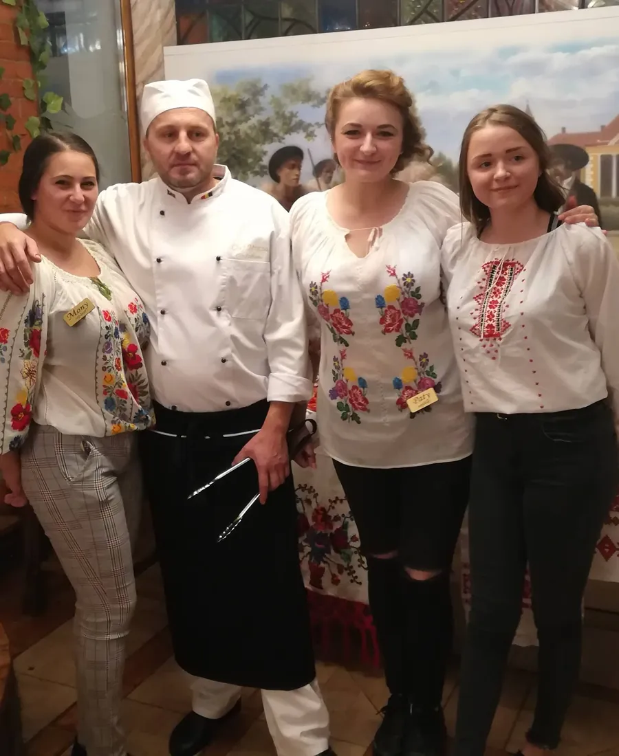 Echipa Casa Ludușană: bucătarul și colegele în ie