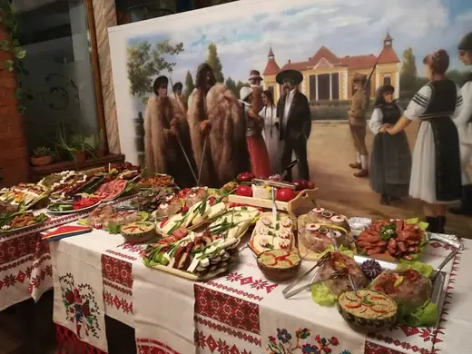 Bufet sub pictura murală