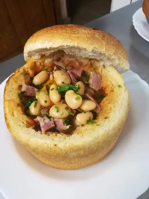 Ciorbă de fasole cu ciolan, în pâine de casă