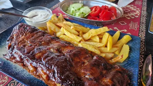 Coaste de porc la grătar cu cartofi prăjiți