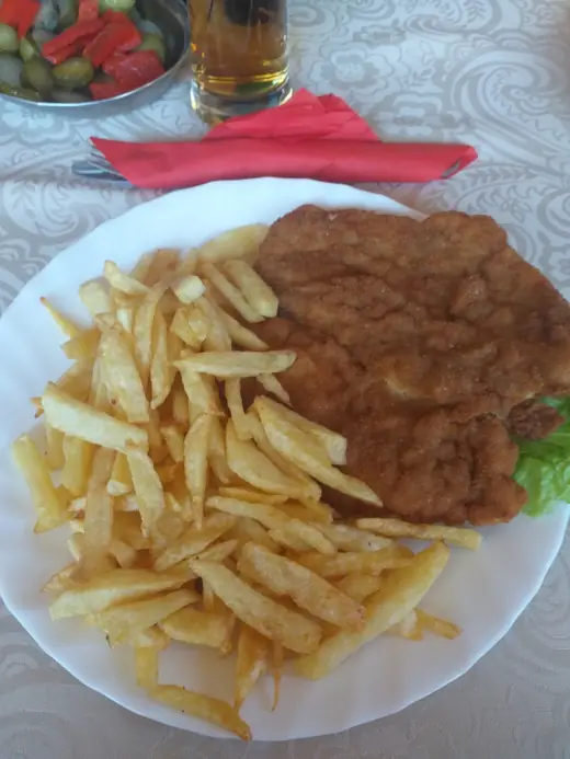 Șnițel cu cartofi prăjiți