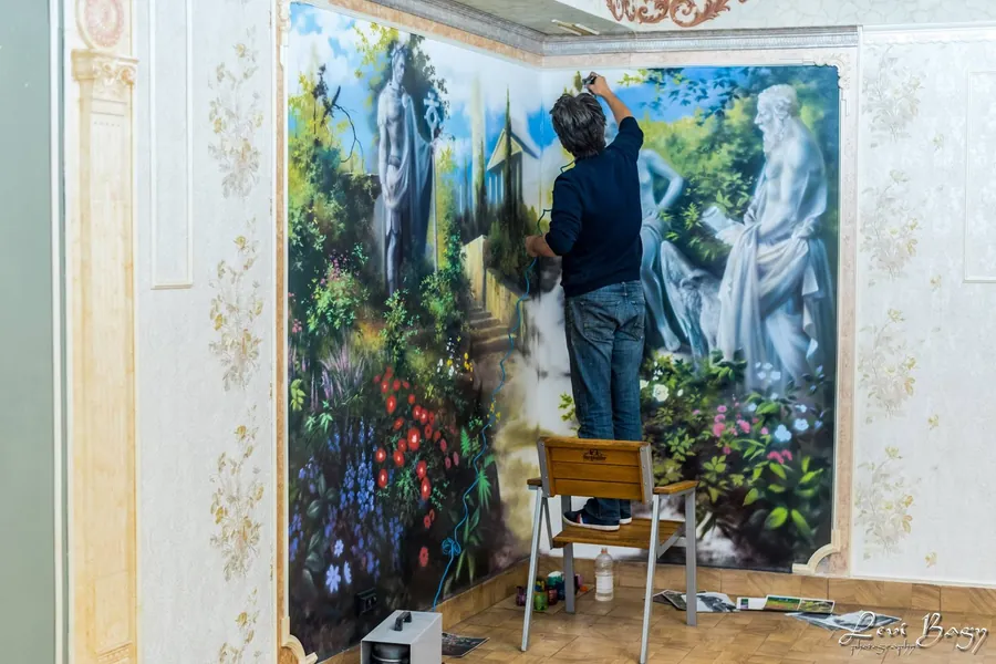 Pictura murală lucrată pe peretele salonului