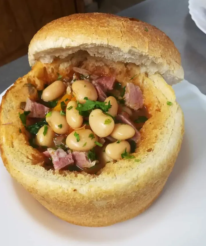 Ciorbă de fasole în pâine