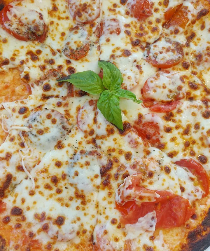 Pizza din cuptorul cu lemne